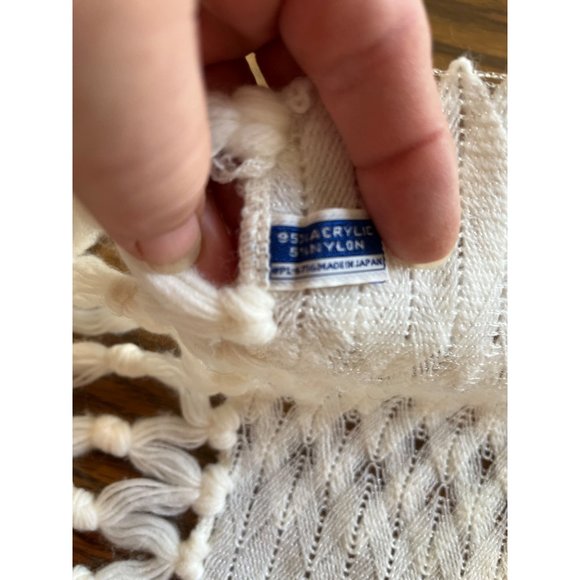 Womans long white scarf with tassels - Picture 4 of 5